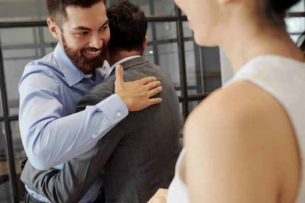 Dos Hombres Negocios Abrazándose Felicitándose Con Éxito Después Reunirse Oficina — Foto de Stock