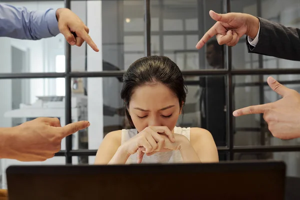 Asyalı Genç Kadını Dizüstü Önünde Masada Oturan Ofiste Onu Işaret — Stok fotoğraf