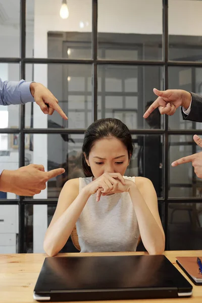 Asiática Joven Gerente Sentado Lugar Trabajo Con Ordenador Portátil Con — Foto de Stock