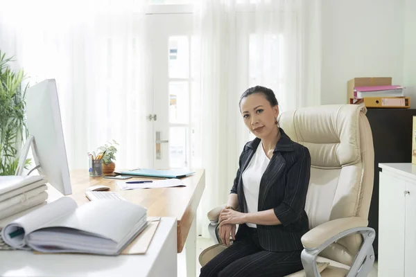 Porträtt Asiatiska Säker Affärskvinna Sitter Bekväm Stol Sin Arbetsplats Kontoret — Stockfoto