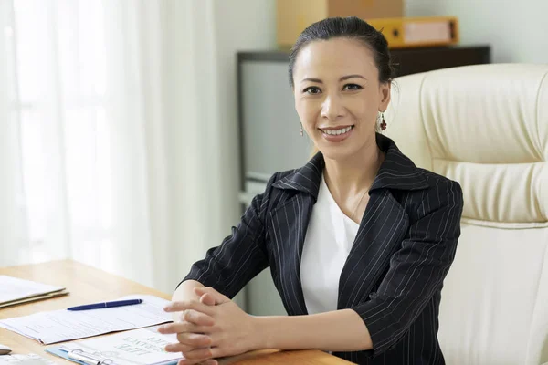Portret Młodej Azjatyckiej Bizneswoman Siedzącej Miejscu Pracy Dokumentami Uśmiechając Się — Zdjęcie stockowe