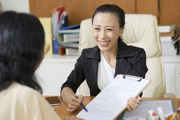 Asiático Trabajador Social Sonriendo Sugiriendo Mujer Firmar Contrato Mientras Sientan — Foto de Stock