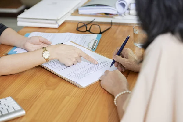 Primer Plano Mujer Madura Sosteniendo Pluma Firmando Contrato Comercial Con —  Fotos de Stock