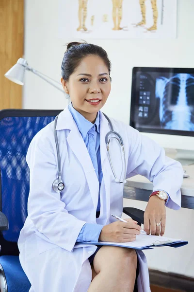 Retrato Médica Asiática Sentada Cadeira Casaco Branco Sorrindo Para Câmera — Fotografia de Stock