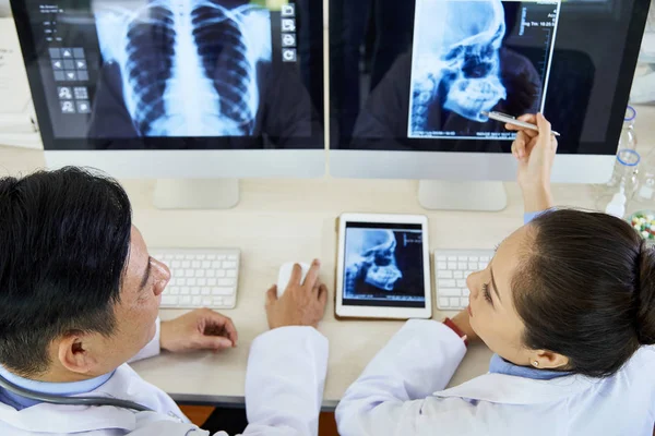 Dois Radiologistas Asiáticos Sentados Mesa Frente Monitores Computador Com Imagens — Fotografia de Stock