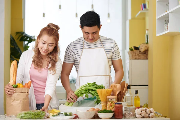 Fröhliches Junges Vietnamesisches Paar Kocht Gemeinsam Gesunde Mahlzeit Der Küche — Stockfoto