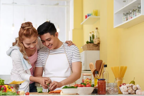 Lächelnde Junge Asiatin Hilft Husban Beim Schneiden Von Gemüse Für — Stockfoto