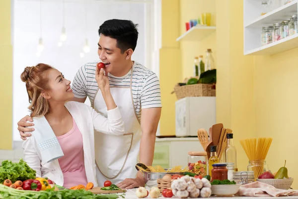 Bastante Joven Mujer Asiática Alimentando Novio Con Tomate Cherry Cuando —  Fotos de Stock