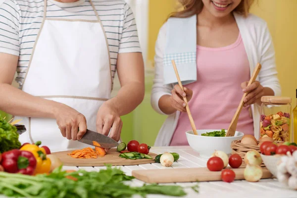 Homem Cozinhar Ingredientes Para Molho Quando Sua Namorada Misturando Salada — Fotografia de Stock