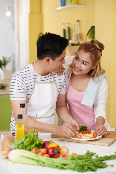 Joven Pareja Asiática Feliz Amor Decorando Plato Pasta Con Rodajas —  Fotos de Stock