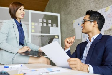 Pozitif Vietnamlı iş yöneticileri çeşitli raporları analiz ve toplantıda yeni proje geliştirme tartışıyor