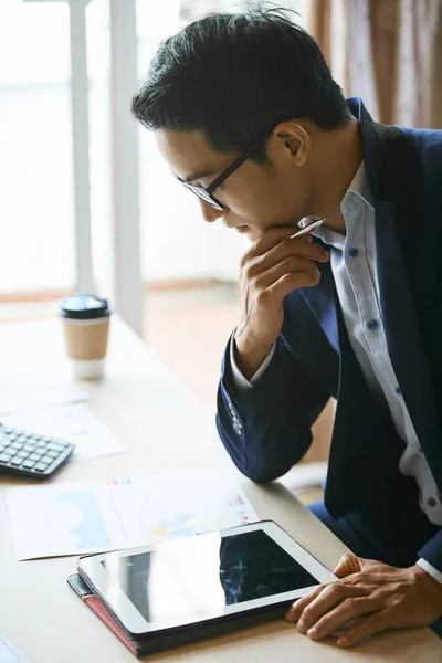 Pensativo Joven Empresario Vietnamita Analizando Informe Con Estadísticas Financieras — Foto de Stock