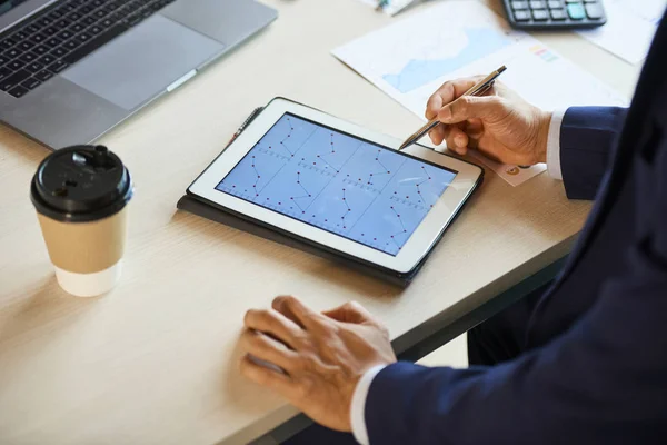 Ręce Przedsiębiorcy Analizując Wykresy Statystykami Komputerze Typu Tablet — Zdjęcie stockowe