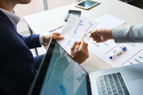 Marketingmanager Diskutieren Dokument Mit Umfrageergebnissen Und Ziehen Schlussfolgerungen — Stockfoto