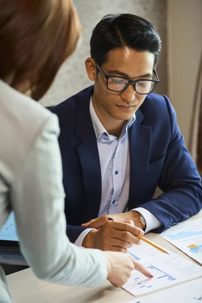 Zakenvrouw Die Financiële Statistieken Weergeeft Aan Haar Mannelijke Collega Tijdens — Stockfoto