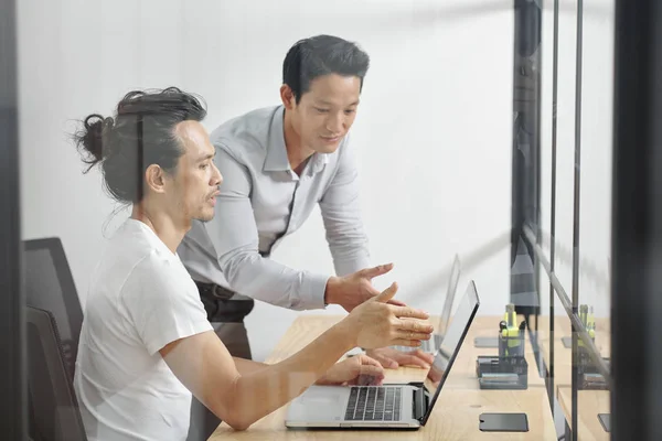 Kreativer Projektleiter Zeigt Bericht Mit Ergebnissen Seiner Arbeit Auf Laptop — Stockfoto