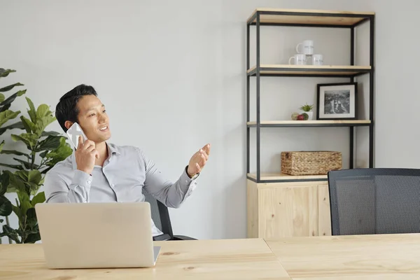 Jovem Empreendedor Asiático Alegre Falando Telefone — Fotografia de Stock