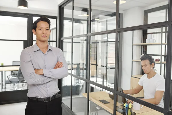 Portret Van Zelfverzekerde Jonge Aziatische Ondernemer Staande Moderne Kantoor Met — Stockfoto