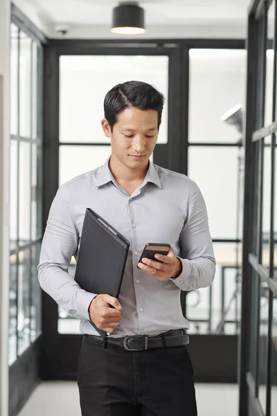 Retrato Joven Empresario Guapo Comprobando Mensajes Texto Teléfono Inteligente — Foto de Stock