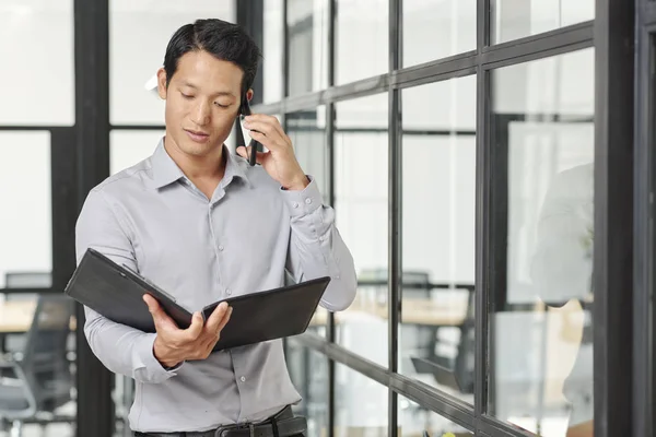 Ung Asiatisk Affärsman Pratar Telefon Med Business Partner När Läser — Stockfoto