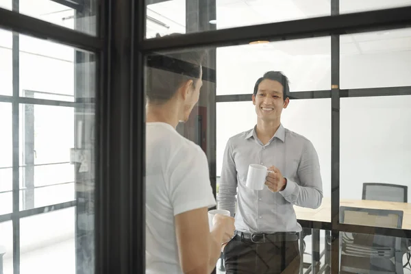 Positive Young Asian Coworkers Drinking Coffee Discussing News Break Room — Stock Photo, Image