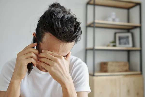 電話で話すとき 目を覆うストレスの多い感情的な若者 — ストック写真