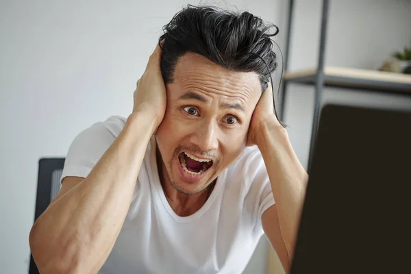 Gekke Emotionele Man Bedekt Oren Schreeuwen Bij Het Lezen Van — Stockfoto