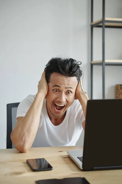 Skrikande Chockad Vietnamesisk Man Håller Huvudet När Läser Post Laptop — Stockfoto