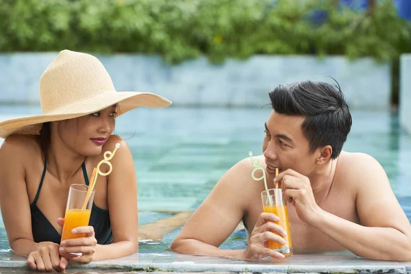 Vietnamese Couple Resting Swimming Pool Hotel Delicious Fruit Cocktails — Stock Photo, Image