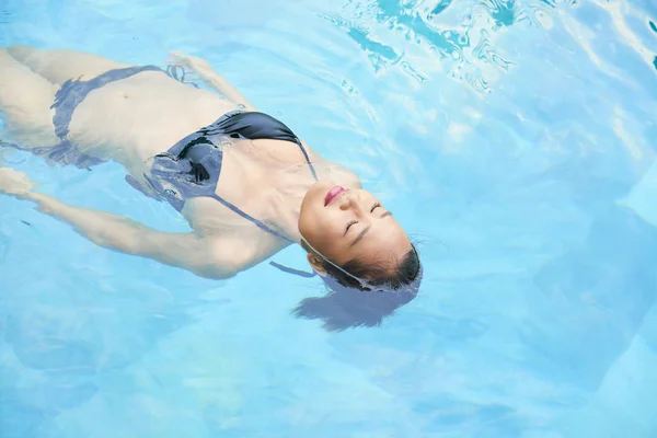 Beautiful Young Vietnamese Woman Closing Eyes Swimming Her Back — Stock Photo, Image