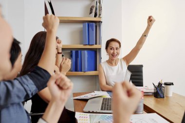 Başarılı kadın lider meslektaşları ile birlikte elini kaldırarak ve iş onların başarı ile mutlu