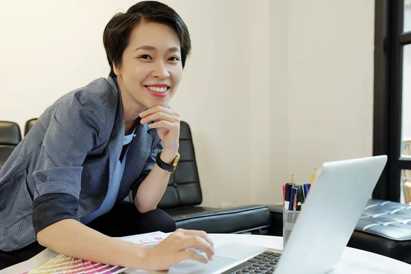 Portrait Asian Beautiful Businesswoman Sitting Sofa Her Workplace Typing Laptop — Stock Photo, Image