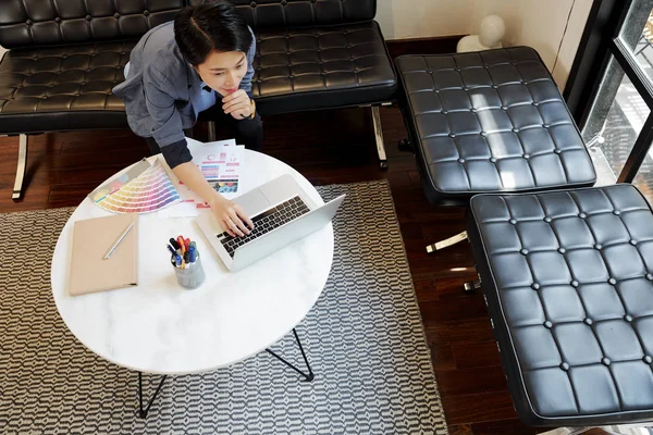 Mujer Asiática Diseñadora Sentada Sofá Mesa Con Patrones Coloridos Bocetos — Foto de Stock