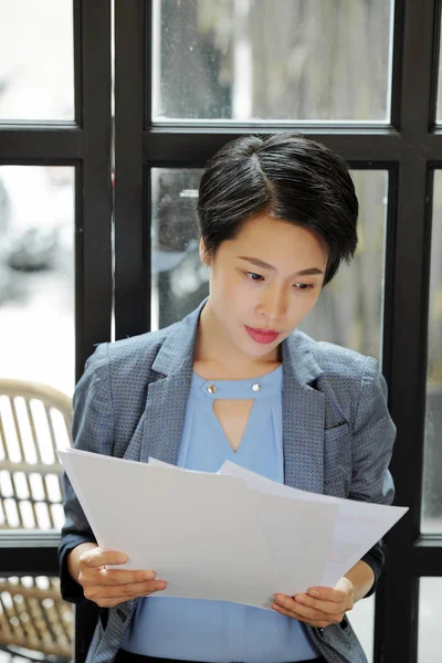 Asiatique Grave Femme Affaires Debout Avec Des Documents Examiner Bureau — Photo