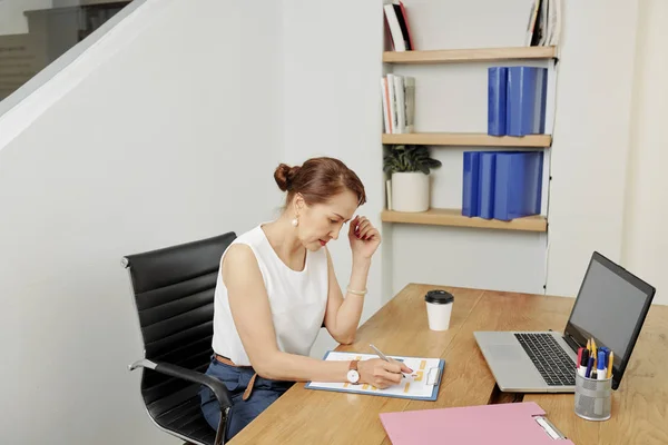 Joven Mujer Negocios Sentada Silla Mesa Frente Computadora Portátil Tomando — Foto de Stock