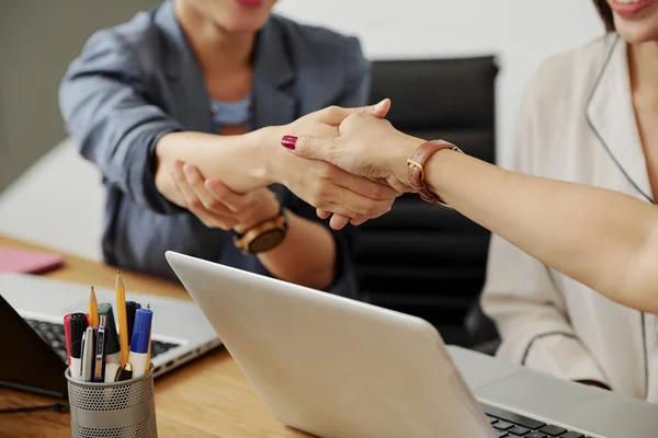 Nahaufnahme Von Zwei Kollegen Die Tisch Sitzen Und Sich Die — Stockfoto