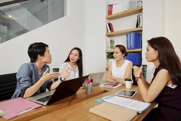 Genç Asyalı Kadını Dizüstü Bilgisayar Önünde Masada Oturan Onlar Toplantıda — Stok fotoğraf