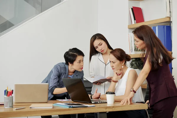 Group Office Workers Pointing Laptop Computer Consulting Female Leader Online — Stock Photo, Image