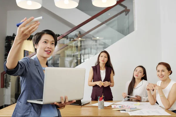 Asiatische Junge Businesstrainerin Hält Laptop Der Hand Und Erklärt Geschäftsfrauen — Stockfoto