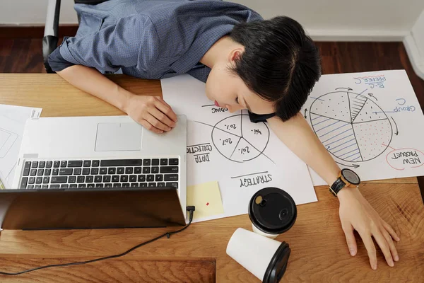 Asiatico Giovane Donna Affari Dormire Sul Suo Posto Lavoro Tra — Foto Stock