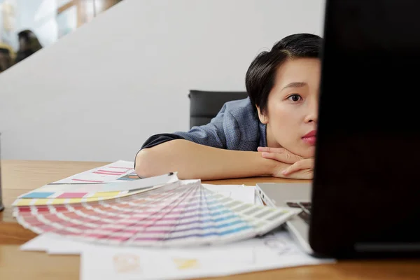 Joven Diseñadora Cansada Poniendo Cabeza Mesa Mirando Monitor Computadora Portátil —  Fotos de Stock