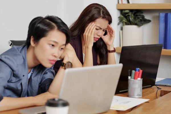 Asian Młody Businesswoman Praca Tabela Laptop Komputer Dotykanie Jej Głowa — Zdjęcie stockowe
