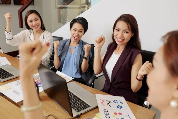 Felices Empresarias Asiáticas Sentadas Mesa Con Líder Femenina Durante Una —  Fotos de Stock