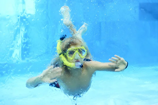 スイミングプールで水泳マスクで水中ダイビング少年 — ストック写真