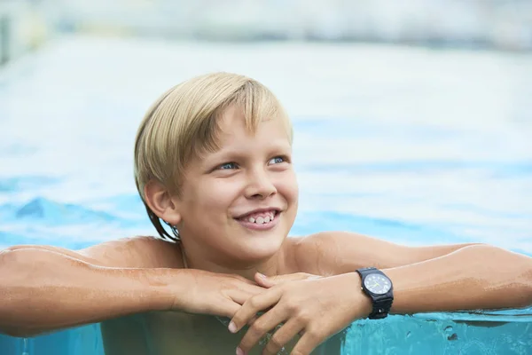 Glimlachende Blonde Jongen Zwemmen Buitenzwembad Tijdens Zijn Zomer Vakantie — Stockfoto