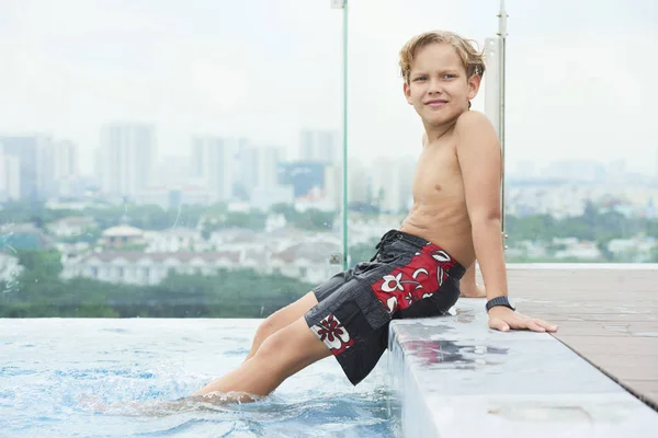 Camicia Ragazzo Pantaloncini Bagno Seduto Bordo Piscina Guardando Lontano Godendo — Foto Stock