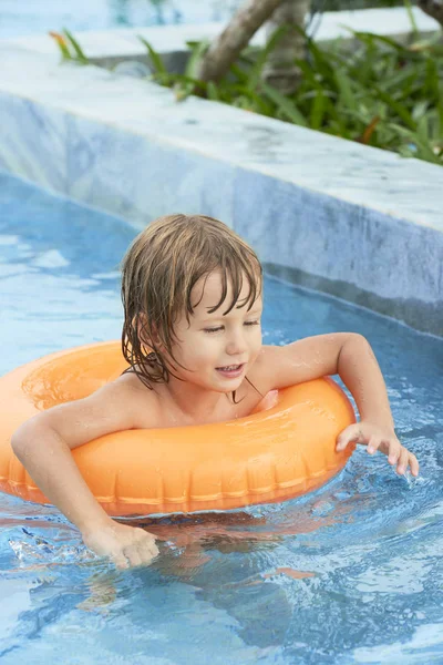 Schattige Kleine Jongen Zwemmen Met Oranje Rubberen Ring Plezier Hebben — Stockfoto