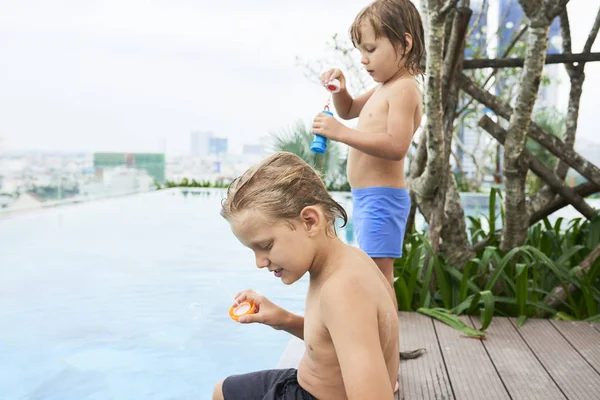 Dois Meninos Brincando Com Bolhas Sabão Perto Piscina Durante Suas — Fotografia de Stock