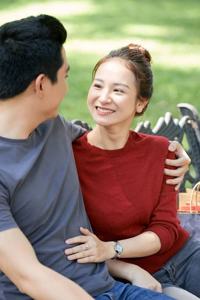 Hübsche Junge Asiatische Frau Lächelt Und Schaut Ihren Freund Wenn — Stockfoto