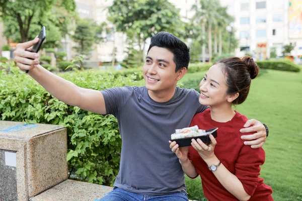 Junges Asiatisches Paar Macht Selfie Mit Packung Traditioneller Frühlingsrollen — Stockfoto